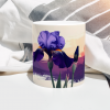 Iris Aquarell Tasse mit tiefvioletter Schwertlilie und modernem Grafik-Element auf weißer Keramik