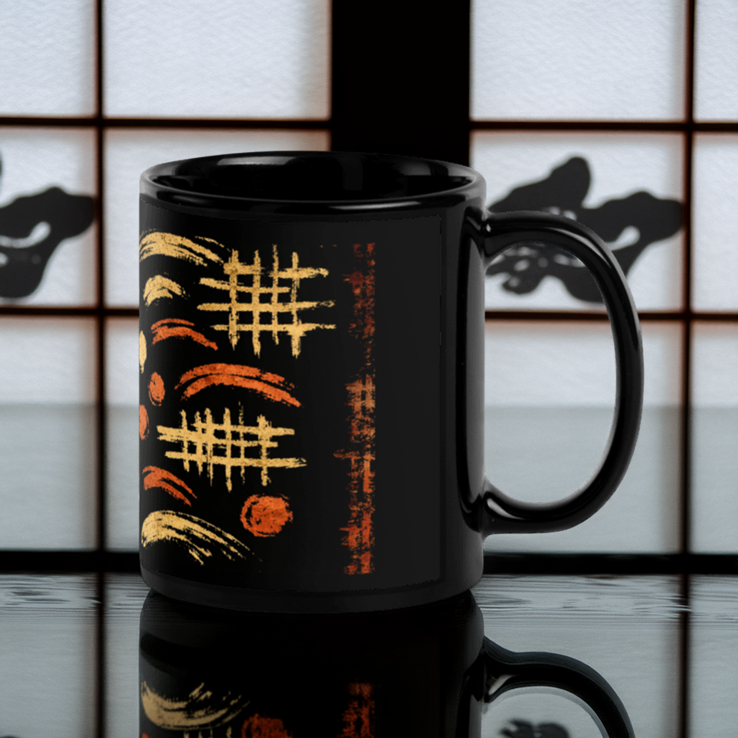 Schwarze Keramiktasse mit großer japanisch inspirierter Glückskatze in warmen Creme-, Ocker- und Rottönen, erhältlich in 330 ml oder 440 ml Design Tassen Schwarze Keramiktasse mit großer japanisch inspirierter Glückskatze in warmen Creme-, Ocker- und Rottönen, erhältlich in 330 ml oder 440 ml