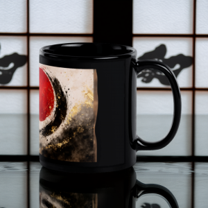 Schwarze Keramiktasse mit japanisch inspiriertem Fuji-Motiv, roter Sonne und expressiver Wellen- oder Tuscheform, erhältlich in 330 ml oder 440 ml