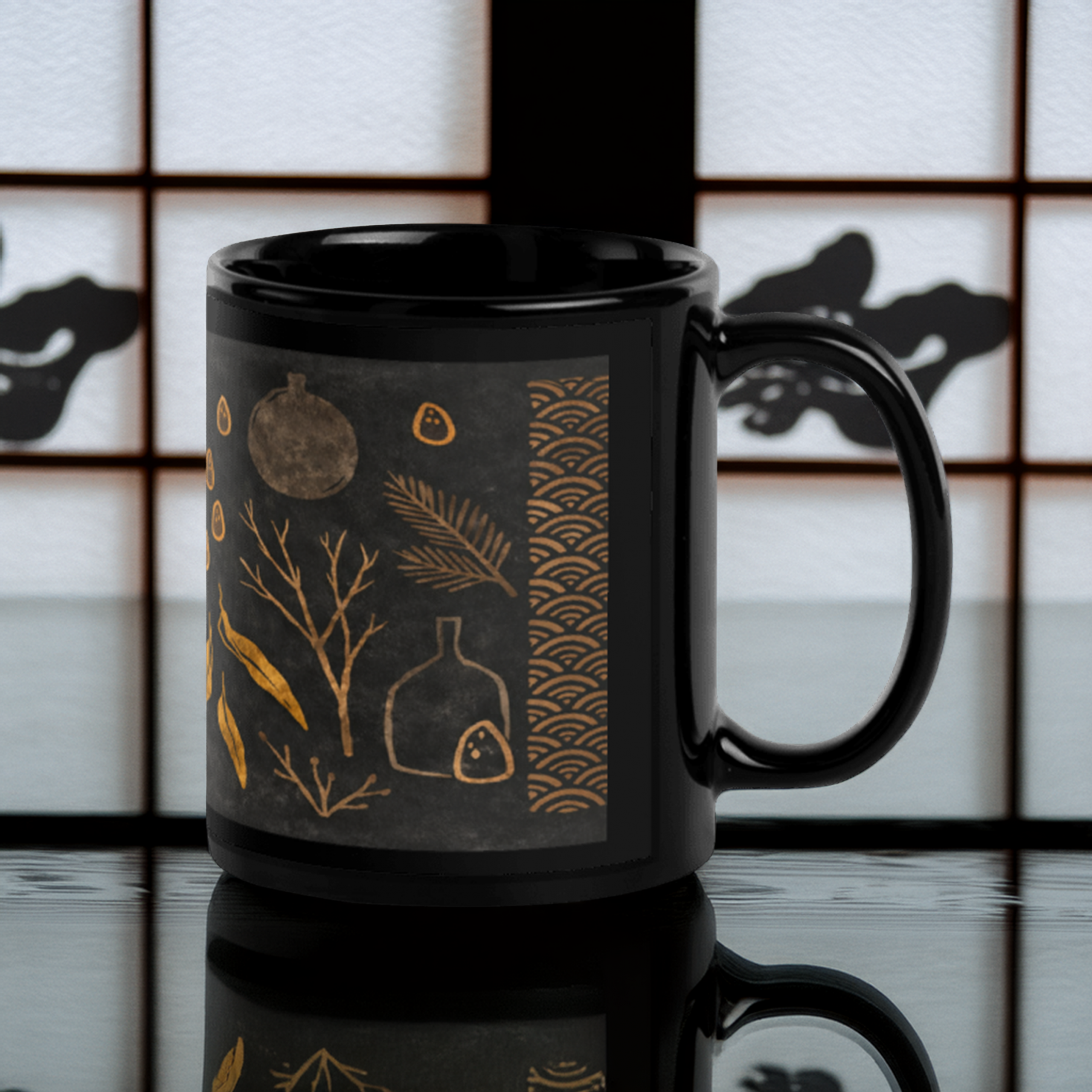 Schwarze Keramiktasse mit japanisch inspiriertem Wabi-Sabi Muster in warmen Naturtönen, erhältlich in 330 ml oder 440 ml Schwarze Keramiktasse mit japanisch inspiriertem Wabi-Sabi Muster in warmen Naturtönen, erhältlich in 330 ml oder 440 ml