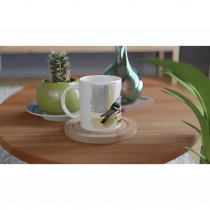 Tauben Tasse 330 ml aus der Serie Still Branch Birds mit zwei ruhigen Stadttauben auf einer schlichten Mauer im sanften Aquarell-Gouache-Stil