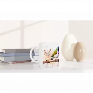 Bunte Keramiktasse mit exotischem Vogelmotiv auf einem Frühstückstisch, modernes Natur-Design.