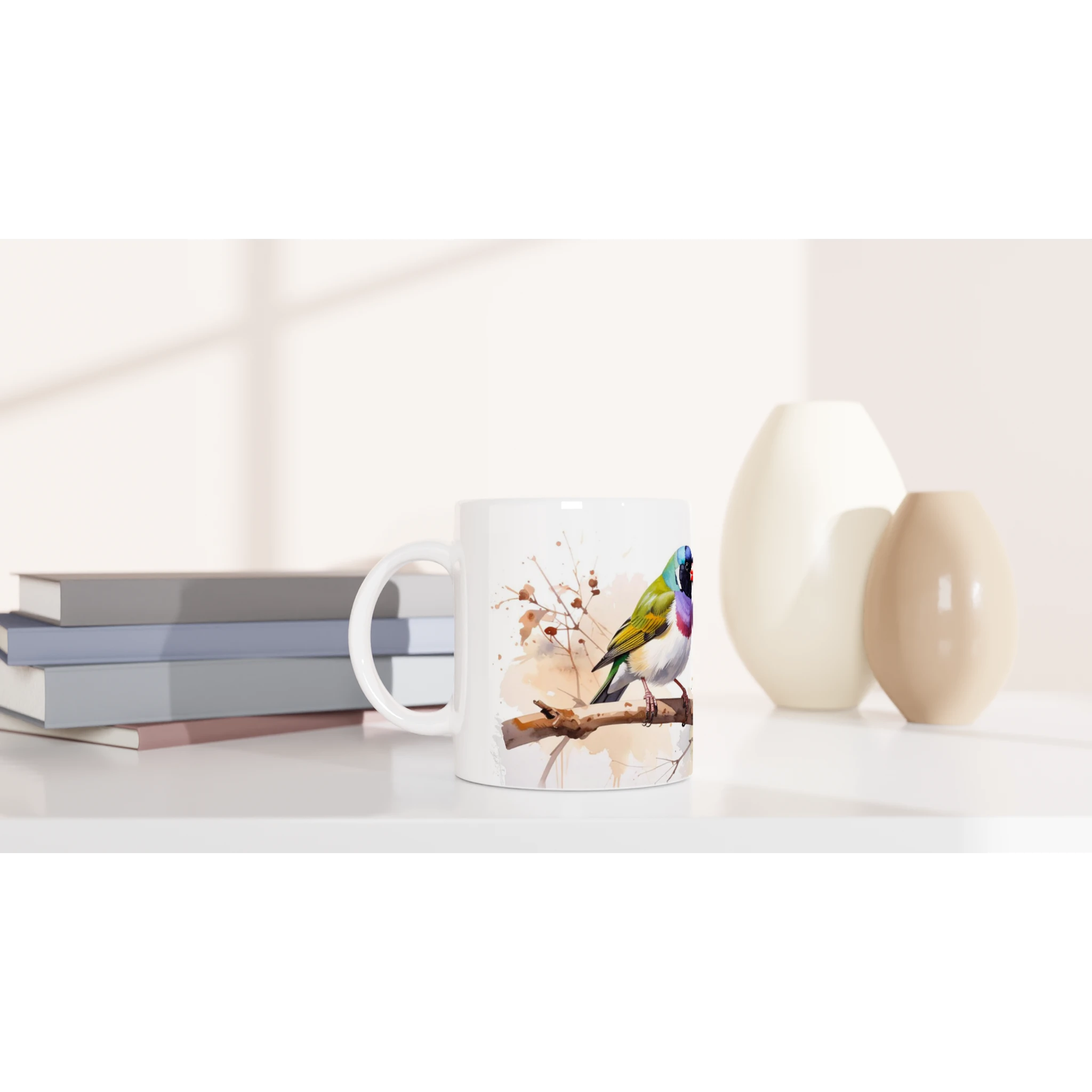 Bunte Keramiktasse mit exotischem Vogelmotiv auf einem Frühstückstisch, modernes Natur-Design. Bunte Keramiktasse mit exotischem Vogelmotiv auf einem Frühstückstisch, modernes Natur-Design.