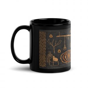 Schwarze Keramiktasse mit japanisch inspiriertem Wabi-Sabi Muster in warmen Naturtönen, erhältlich in 330 ml oder 440 ml