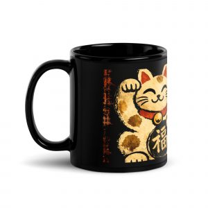 Schwarze Keramiktasse mit großer japanisch inspirierter Glückskatze in warmen Creme-, Ocker- und Rottönen, erhältlich in 330 ml oder 440 ml