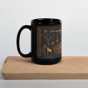 Schwarze Keramiktasse mit japanisch inspiriertem Wabi-Sabi Muster in warmen Naturtönen, erhältlich in 330 ml oder 440 ml