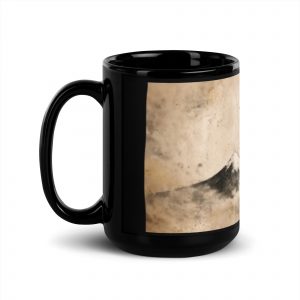 Schwarze Keramiktasse mit japanisch inspiriertem Fuji-Motiv, roter Sonne und expressiver Wellen- oder Tuscheform, erhältlich in 330 ml oder 440 ml