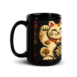 Schwarze Keramiktasse mit großer japanisch inspirierter Glückskatze in warmen Creme-, Ocker- und Rottönen, erhältlich in 330 ml oder 440 ml