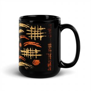 Schwarze Keramiktasse mit großer japanisch inspirierter Glückskatze in warmen Creme-, Ocker- und Rottönen, erhältlich in 330 ml oder 440 ml