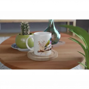 Bunte Keramiktasse mit exotischem Vogelmotiv auf einem Frühstückstisch, modernes Natur-Design.