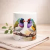 Bunte Keramiktasse mit exotischem Vogelmotiv auf einem Frühstückstisch, modernes Natur-Design.