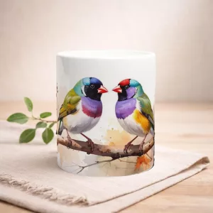 Bunte Keramiktasse mit exotischem Vogelmotiv auf einem Frühstückstisch, modernes Natur-Design.