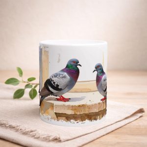 Tauben Tasse 330 ml aus der Serie Still Branch Birds mit zwei ruhigen Stadttauben auf einer schlichten Mauer im sanften Aquarell-Gouache-Stil