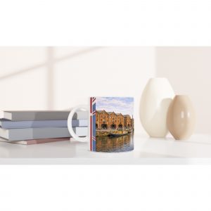 Bristol Aquarell Tasse 330 ml aus der Serie English City Portraits mit Harbourside, Booten, Backsteinarchitektur, Wasser und dezenten England-Flaggenelementen