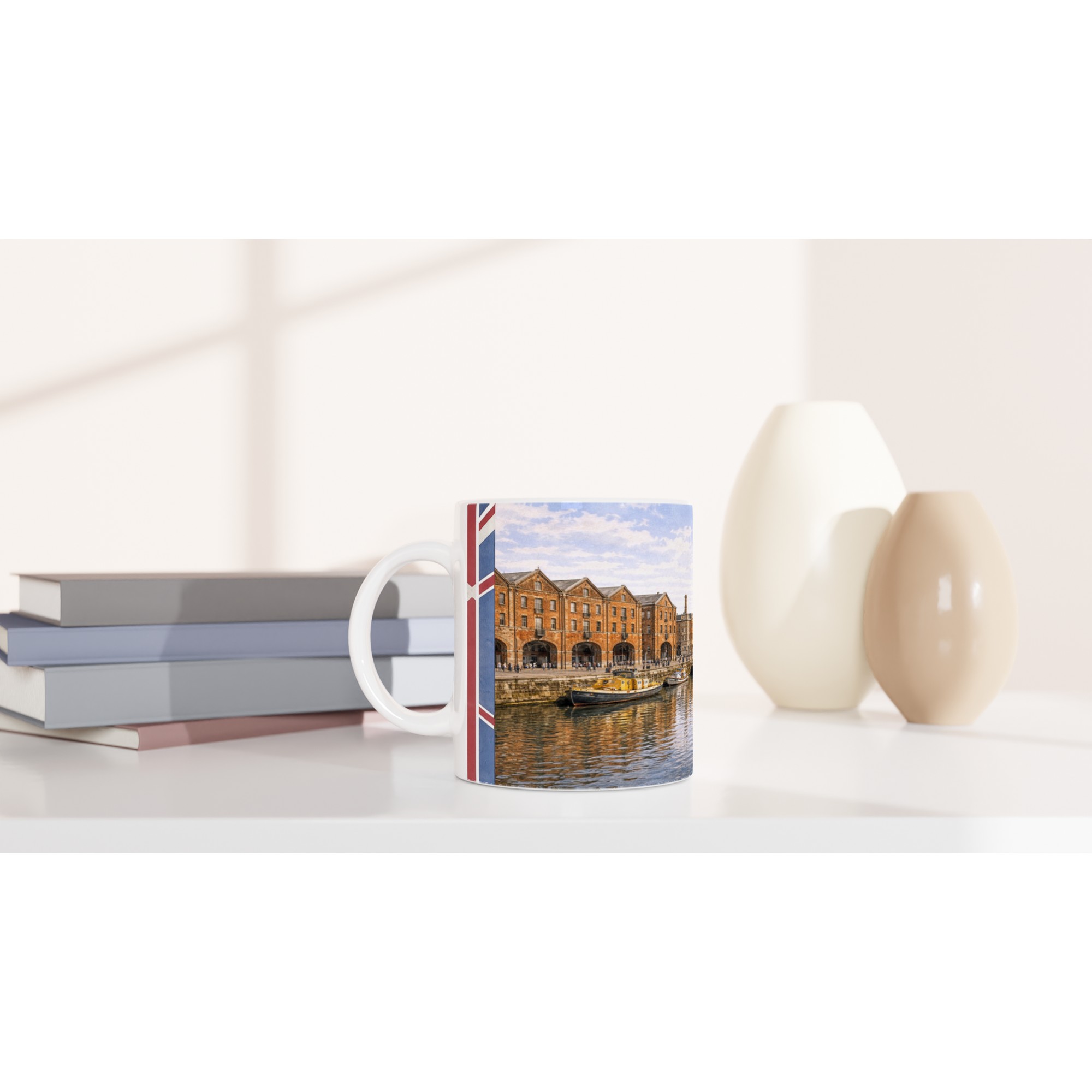 Bristol Aquarell Tasse 330 ml aus der Serie English City Portraits mit Harbourside, Booten, Backsteinarchitektur, Wasser und dezenten England-Flaggenelementen Bristol Aquarell Tasse 330 ml aus der Serie English City Portraits mit Harbourside, Booten, Backsteinarchitektur, Wasser und dezenten England-Flaggenelementen