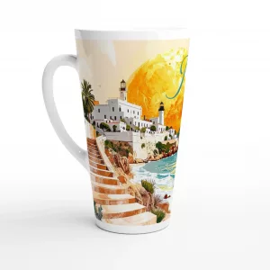 Ibiza Latte Tasse 440 ml mit stilisierter Küstenszene, Leuchtturm, weißer Architektur, türkisfarbenem Meer, großer goldener Sonne und Schriftzug Pure Vida Ibiza