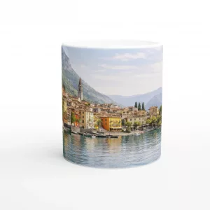 Lago di Como Tasse 330 ml mit italienischer Uferszene, bunten Häusern, Berglandschaft und ruhiger Aquarelloptik