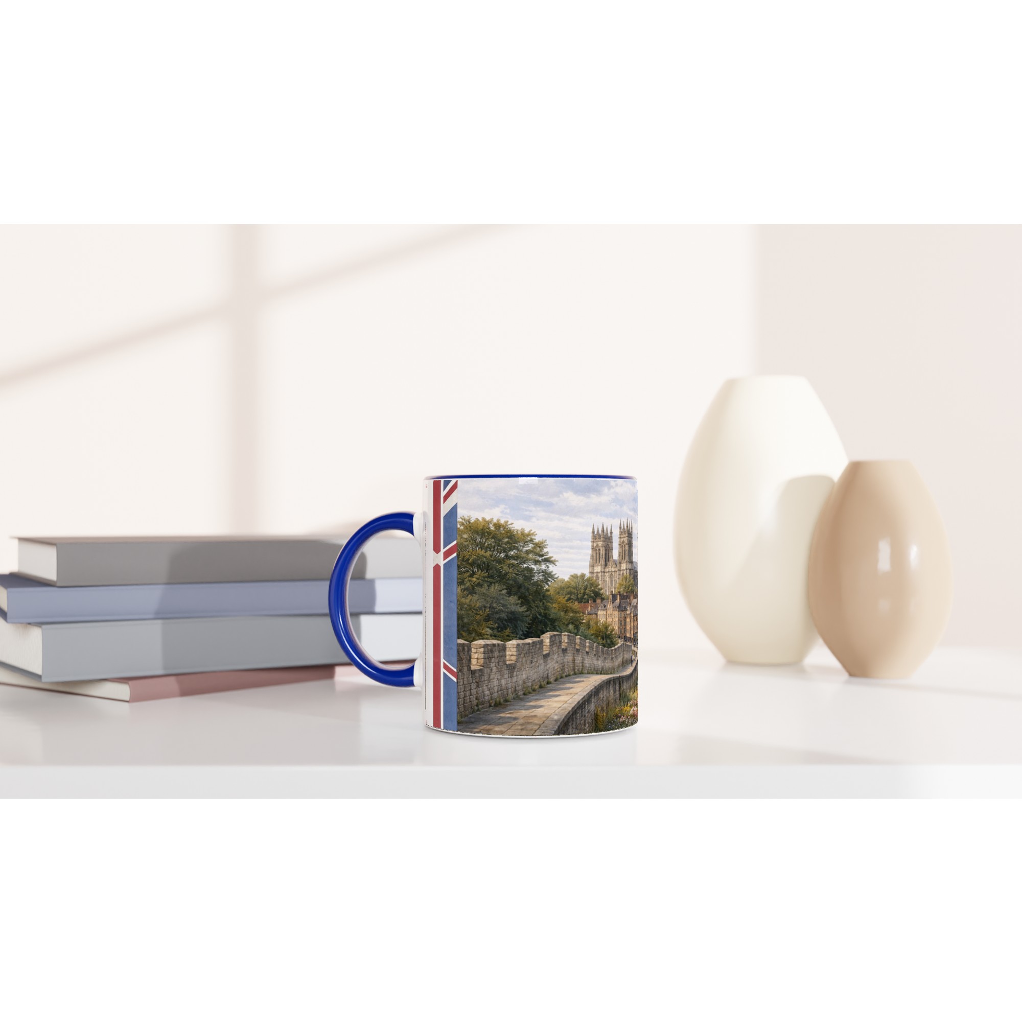 York Aquarell Tasse 330 ml aus der Serie English City Portraits mit Stadtmauer, Altstadt, York Minster und dezenten England-Flaggenelementen York Aquarell Tasse 330 ml aus der Serie English City Portraits mit Stadtmauer, Altstadt, York Minster und dezenten England-Flaggenelementen