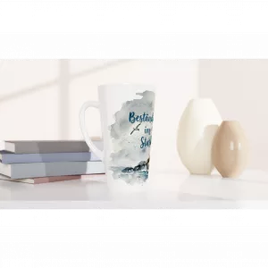 Beständig im Sturm Latte Tasse 440 ml mit Leuchtturm, Möwen und Brandung im maritimen Aquarellstil