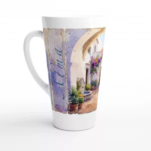 Andalusien Latte Tasse 440 ml mit weißem Torbogen, Bougainvillea, Terrakotta-Boden, Pflanzgefäßen und stiller Hofszene im poetischen Aquarellstil