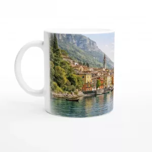 Lago di Como Tasse 330 ml mit italienischer Uferszene, bunten Häusern, Berglandschaft und ruhiger Aquarelloptik