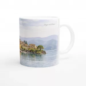 Lago di Como Tasse 330 ml mit italienischer Uferszene, bunten Häusern, Berglandschaft und ruhiger Aquarelloptik