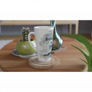 Beständig im Sturm Latte Tasse 440 ml mit Leuchtturm, Möwen und Brandung im maritimen Aquarellstil