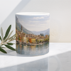 Lago di Como Tasse 330 ml mit italienischer Uferszene, bunten Häusern, Berglandschaft und ruhiger Aquarelloptik