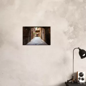 Siena Leinwandbild 60x40 mit historischer Altstadtgasse, Backsteinmauern und Foto von Görgen J Manns