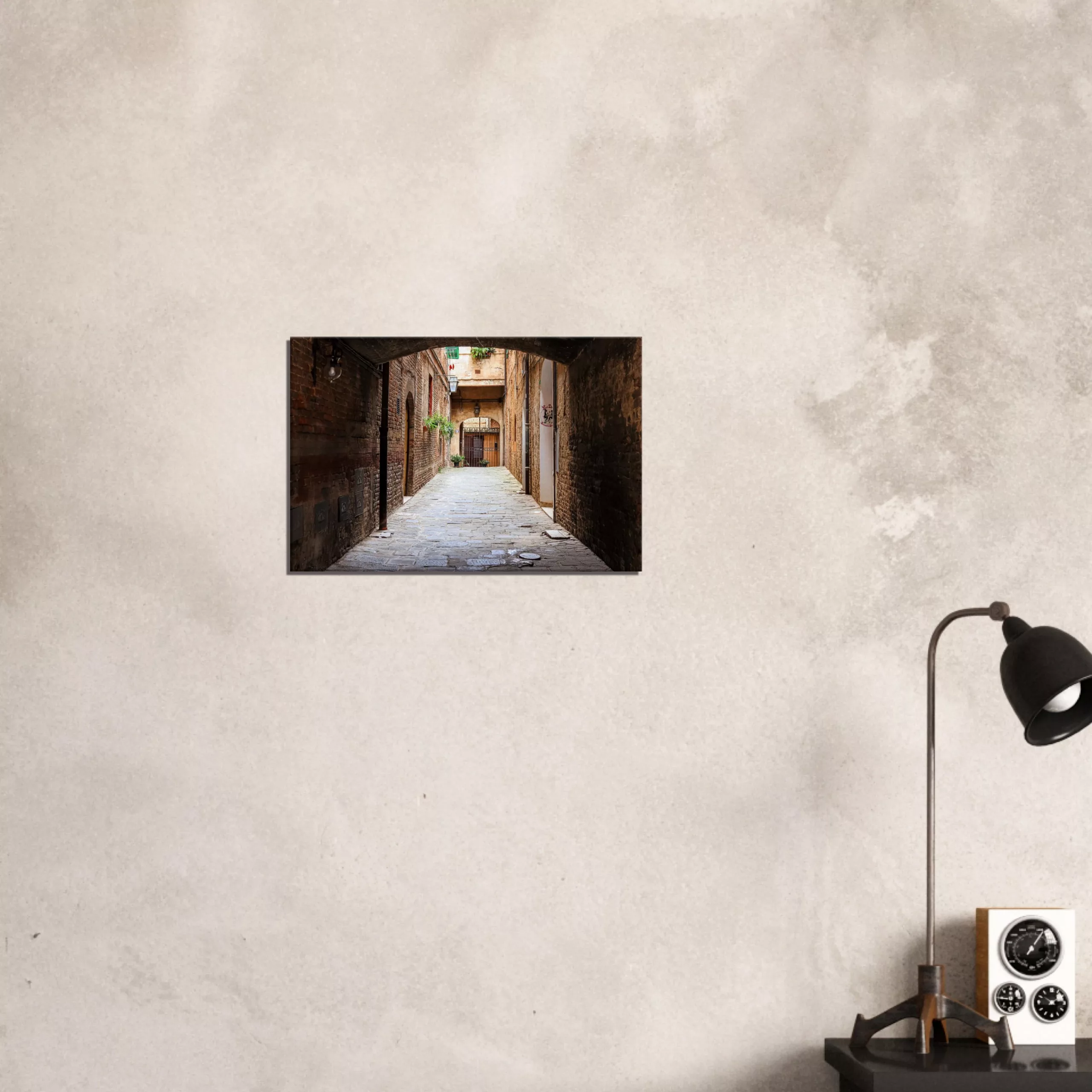 Siena Leinwandbild 60×40 mit historischer Altstadtgasse, Backsteinmauern und Foto von Görgen J Manns Siena Leinwandbild 60x40 mit historischer Altstadtgasse, Backsteinmauern und Foto von Görgen J Manns