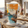 Ibiza Latte Tasse 440 ml mit stilisierter Küstenszene, Leuchtturm, weißer Architektur, türkisfarbenem Meer, großer goldener Sonne und Schriftzug Pure Vida Ibiza