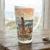 Latte Tasse 440 ml aus weißer Keramik mit Aquarellmotiv von Meer, Wellen, Frau, Dalmatiner, Gitarre und Schriftzug Summer Vibes Cool Coastal in warmen Sommerfarben