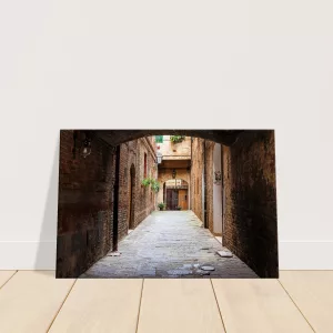 Siena Leinwandbild 60x40 mit historischer Altstadtgasse, Backsteinmauern und Foto von Görgen J Manns