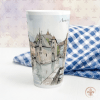 Annecy Latte Tasse 440 ml mit Kanal, Pastellhäusern, historischem Bauwerk und Bergkulisse im feinen Aquarellstil