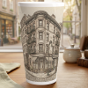 West Village Latte Tasse 440 ml mit gezeichneter New Yorker Straßenszene im ruhigen Aquarellstil