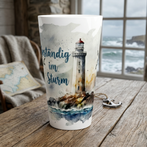 Beständig im Sturm Latte Tasse 440 ml mit Leuchtturm, Möwen und Brandung im maritimen Aquarellstil