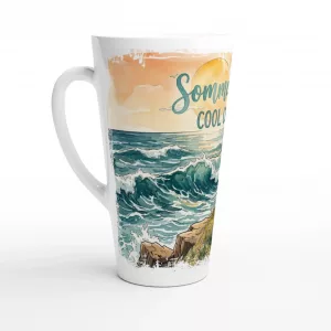 Latte Tasse 440 ml aus weißer Keramik mit Aquarellmotiv von Meer, Wellen, Frau, Dalmatiner, Gitarre und Schriftzug Summer Vibes Cool Coastal in warmen Sommerfarben