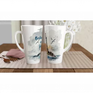 Beständig im Sturm Latte Tasse 440 ml mit Leuchtturm, Möwen und Brandung im maritimen Aquarellstil
