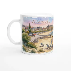 Biarritz Tasse 330 ml aus weißer Keramik mit Aquarellmotiv von Strand, Felseninsel, Leuchtturm, Booten und Küstenansicht in hellen Pastelltönen