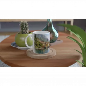 Lago di Como Tasse 330 ml mit italienischer Uferszene, bunten Häusern, Berglandschaft und ruhiger Aquarelloptik