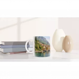 Lago di Como Tasse 330 ml mit italienischer Uferszene, bunten Häusern, Berglandschaft und ruhiger Aquarelloptik