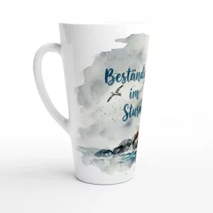 Beständig im Sturm Latte Tasse 440 ml mit Leuchtturm, Möwen und Brandung im maritimen Aquarellstil
