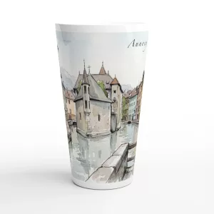Annecy Latte Tasse 440 ml mit Kanal, Pastellhäusern, historischem Bauwerk und Bergkulisse im feinen Aquarellstil
