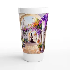 Andalusien Latte Tasse 440 ml mit weißem Torbogen, Bougainvillea, Terrakotta-Boden, Pflanzgefäßen und stiller Hofszene im poetischen Aquarellstil