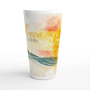 Mallorca Latte Tasse 440 ml mit Sol & Mar Motiv, großer Sonne, Meereslinien und mediterraner Landschaft auf weißer Keramik