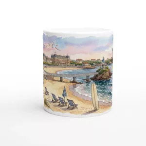 Biarritz Tasse 330 ml aus weißer Keramik mit Aquarellmotiv von Strand, Felseninsel, Leuchtturm, Booten und Küstenansicht in hellen Pastelltönen