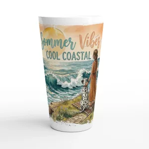 Latte Tasse 440 ml aus weißer Keramik mit Aquarellmotiv von Meer, Wellen, Frau, Dalmatiner, Gitarre und Schriftzug Summer Vibes Cool Coastal in warmen Sommerfarben