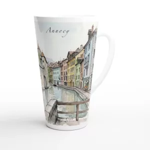 Annecy Latte Tasse 440 ml mit Kanal, Pastellhäusern, historischem Bauwerk und Bergkulisse im feinen Aquarellstil