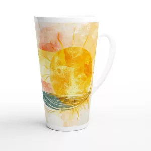 Mallorca Latte Tasse 440 ml mit Sol & Mar Motiv, großer Sonne, Meereslinien und mediterraner Landschaft auf weißer Keramik