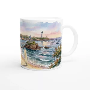Biarritz Tasse 330 ml aus weißer Keramik mit Aquarellmotiv von Strand, Felseninsel, Leuchtturm, Booten und Küstenansicht in hellen Pastelltönen